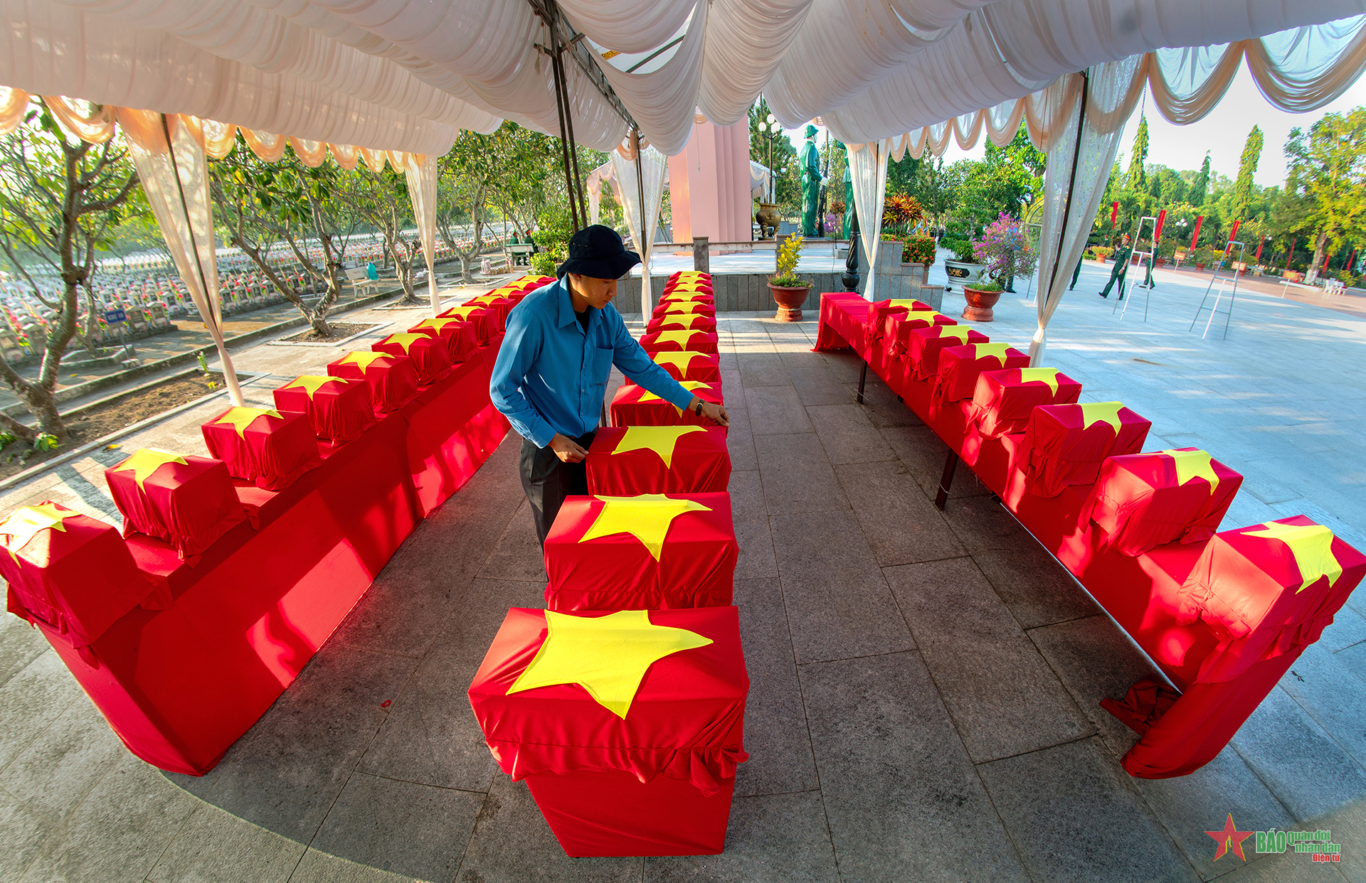 Tiễn đưa hài cốt liệt sĩ về đất mẹ An Giang